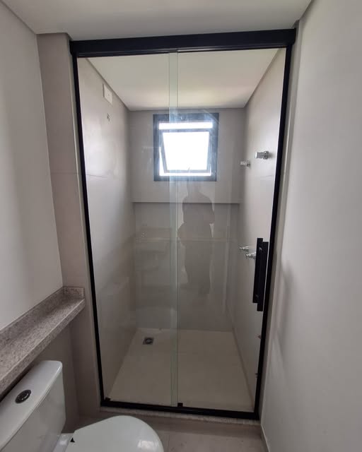 Box de banheiro com perfil preto e porta de correr